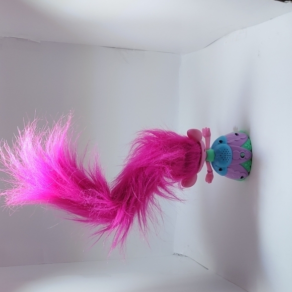 Troll poppy interactive with long pink poseable light up hair - Picture 3 of 5